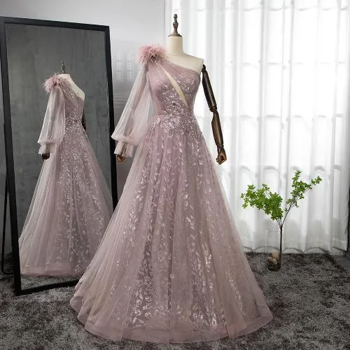 Robe de soirée élégante à une épaule et plumes rose extrême
