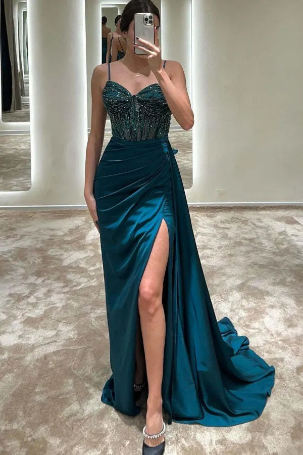 Robe de bal élégante à bretelles spaghetti et décolleté en cœur avec perles