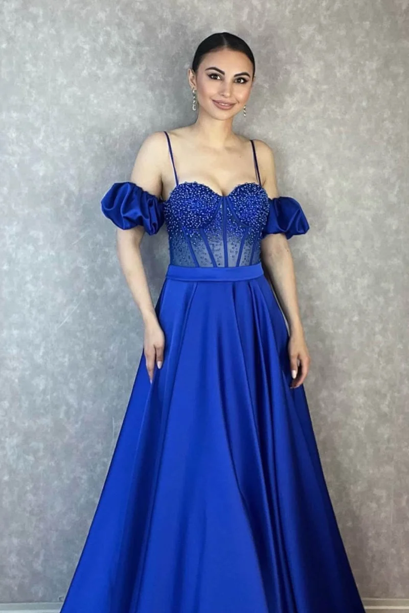 Robe de soirée à bretelles spaghetti et épaules dénudées, avec de magnifiques perles et détails
