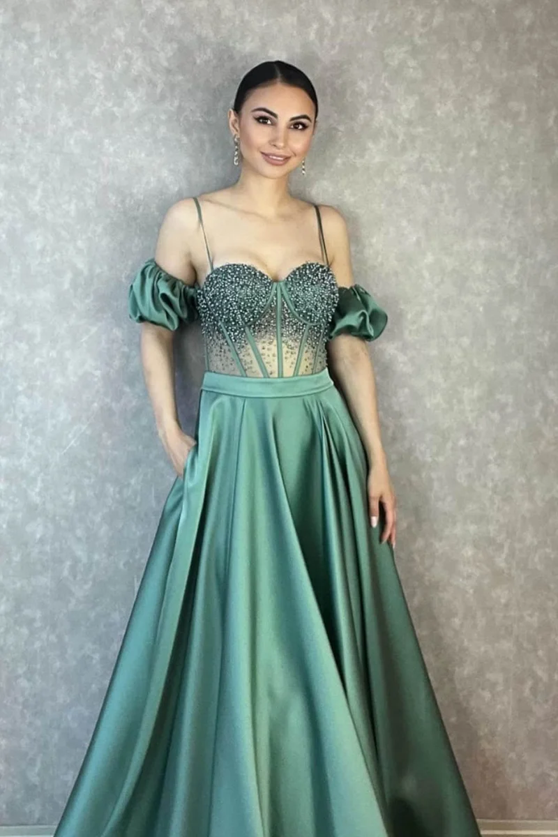Robe de soirée à bretelles spaghetti et épaules dénudées, avec de magnifiques perles et détails