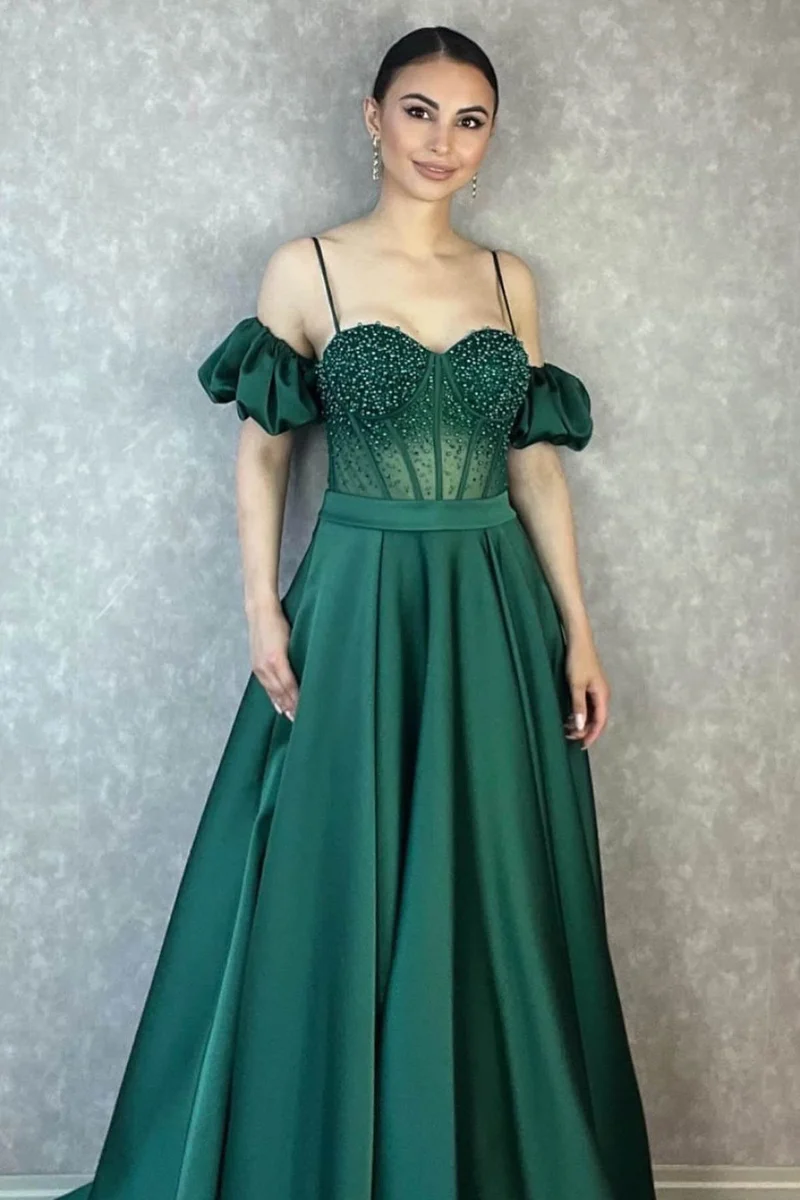 Robe de soirée à bretelles spaghetti et épaules dénudées, avec de magnifiques perles et détails