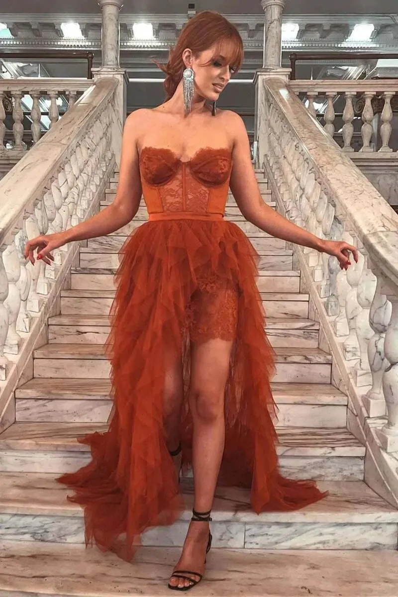 Robe de bal glamour en tulle sans bretelles et à volants
