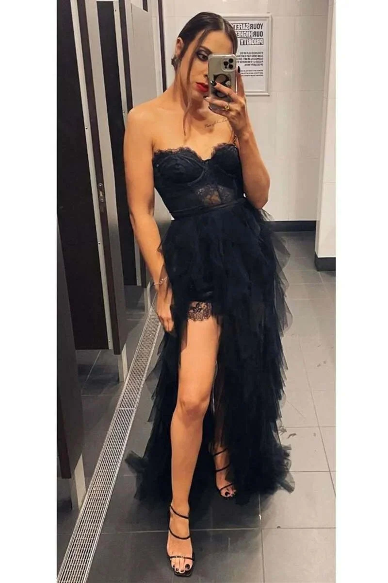 Robe de bal glamour en tulle sans bretelles et à volants