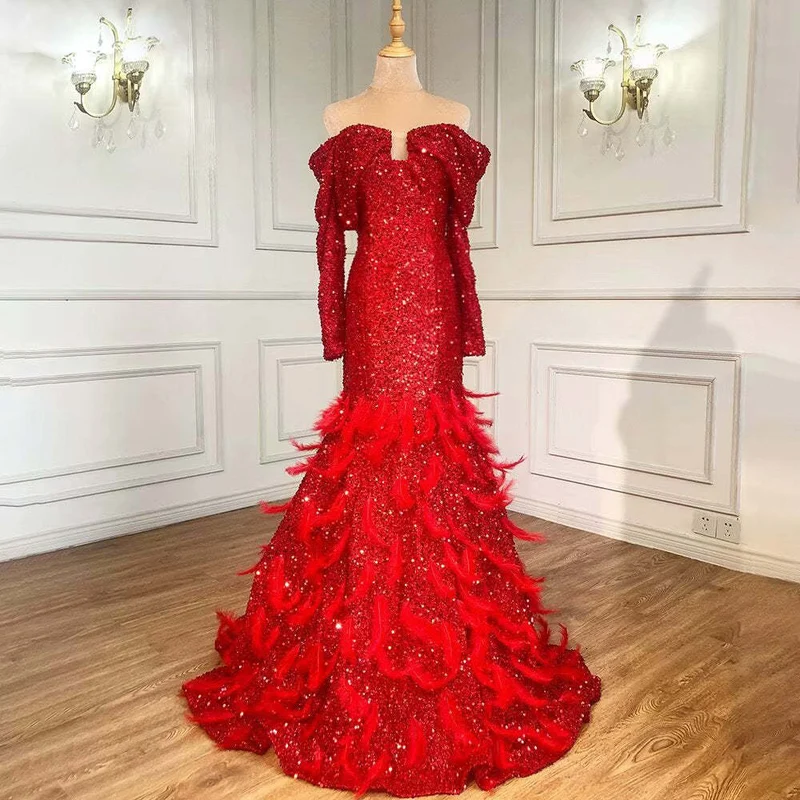 Robe de bal trapèze rouge à paillettes, manches longues et détails en plumes