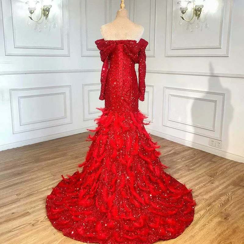 Robe de bal trapèze rouge à paillettes, manches longues et détails en plumes