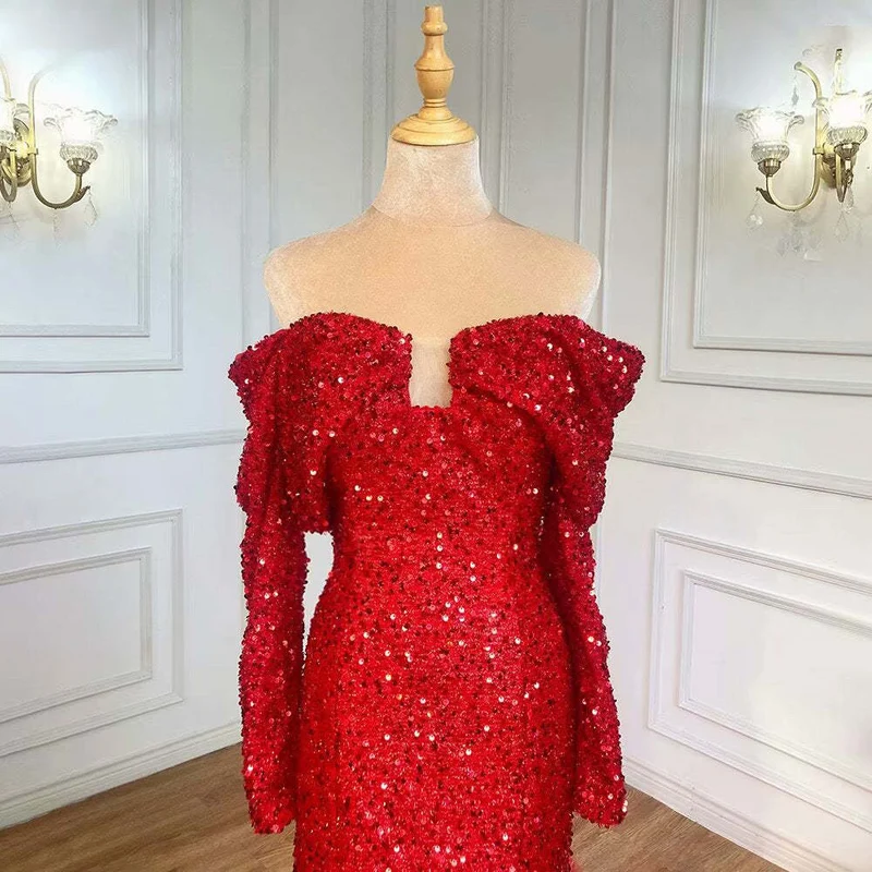 Robe de bal trapèze rouge à paillettes, manches longues et détails en plumes