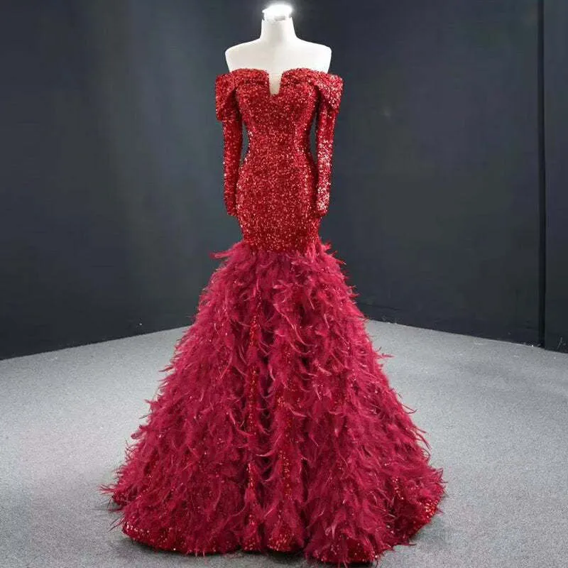 Robe de bal trapèze rouge à paillettes, manches longues et détails en plumes