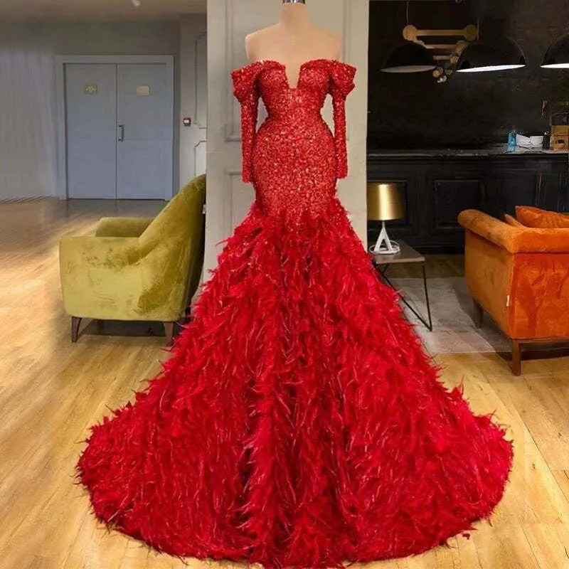 Robe de bal trapèze rouge à paillettes, manches longues et détails en plumes