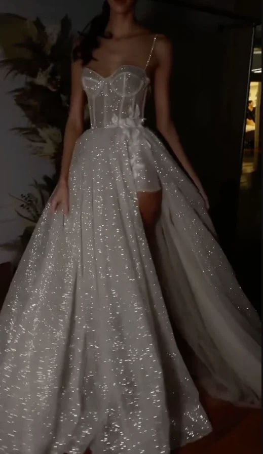 Robe de mariée bohème élégante à bretelles spaghetti et détails en dentelle scintillante
