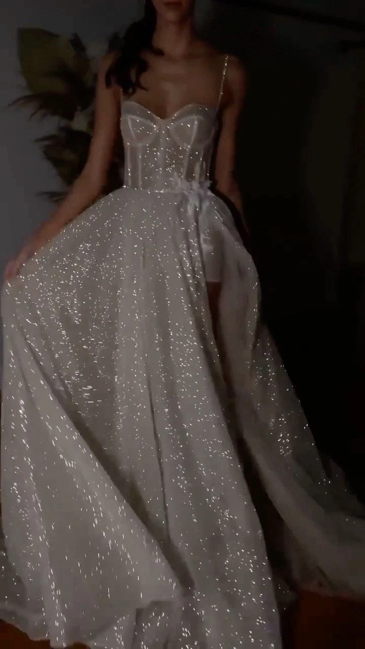 Robe de mariée bohème élégante à bretelles spaghetti et détails en dentelle scintillante