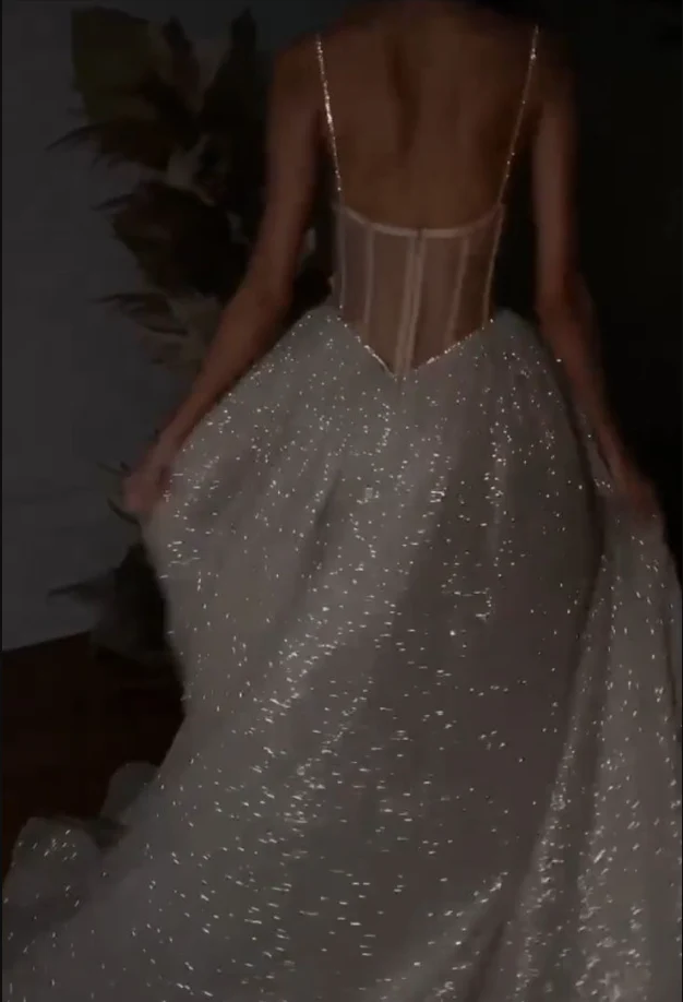 Robe de mariée bohème élégante à bretelles spaghetti et détails en dentelle scintillante