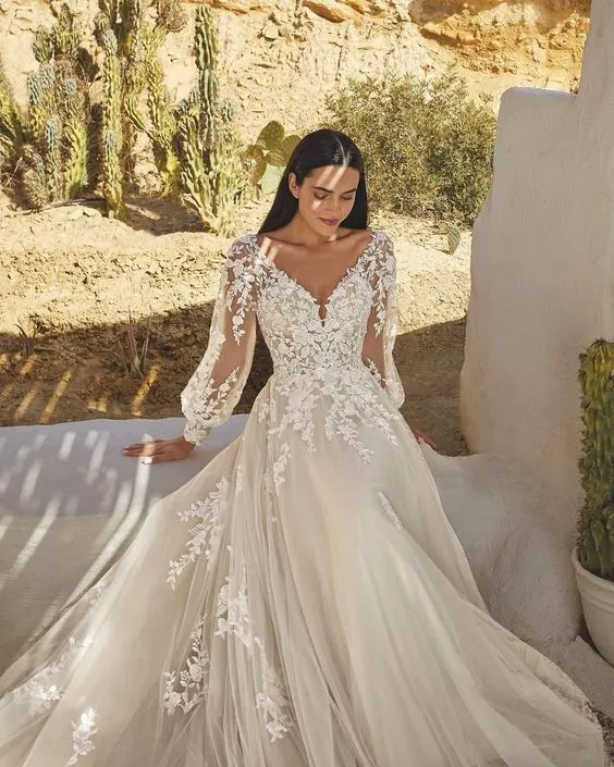 Superbes robes de mariée princesse trapèze à col en V