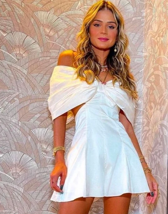 Robe de soirée courte en satin blanc