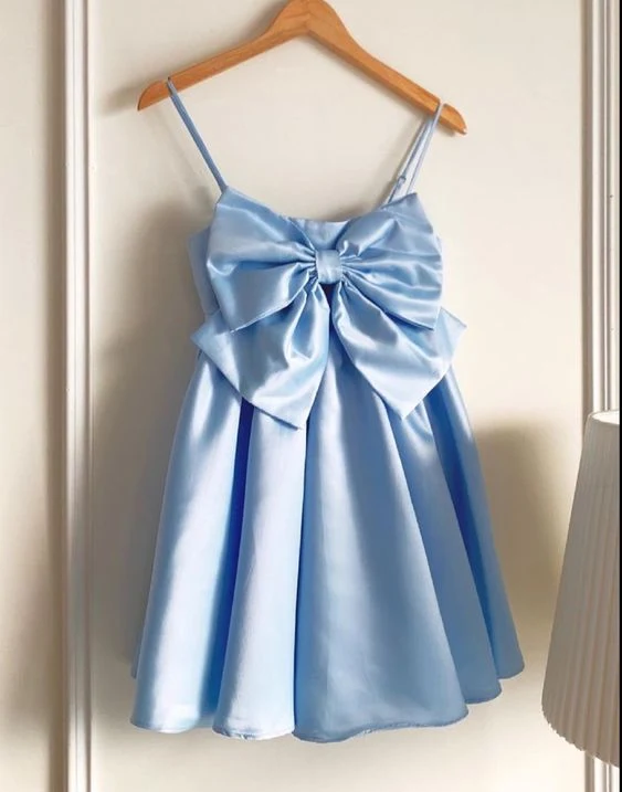 Robe de soirée courte en satin bleu