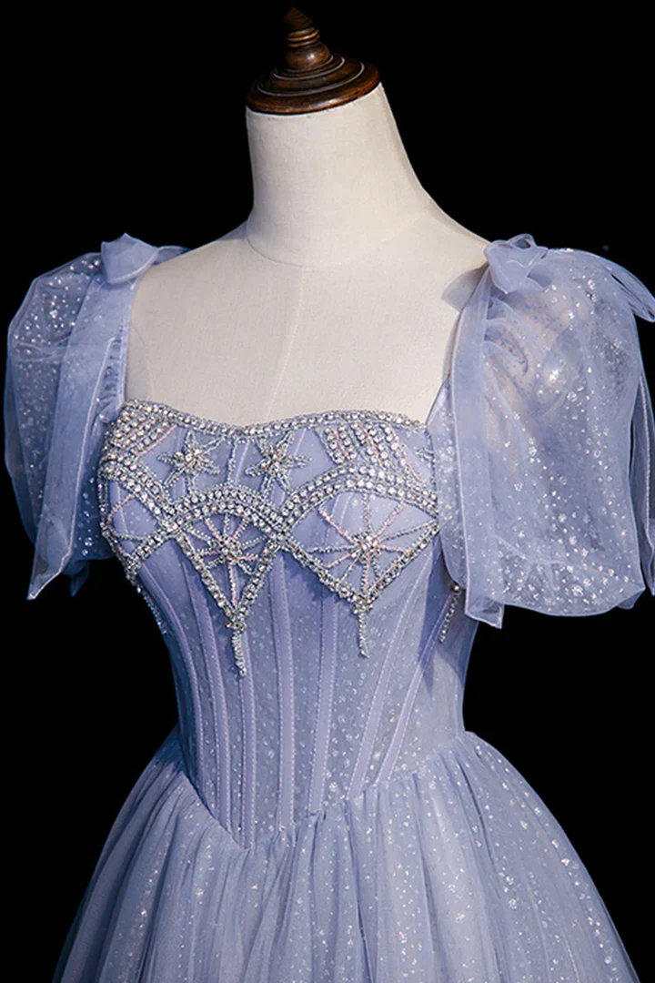 Robe de bal longue en tulle bleu avec perles