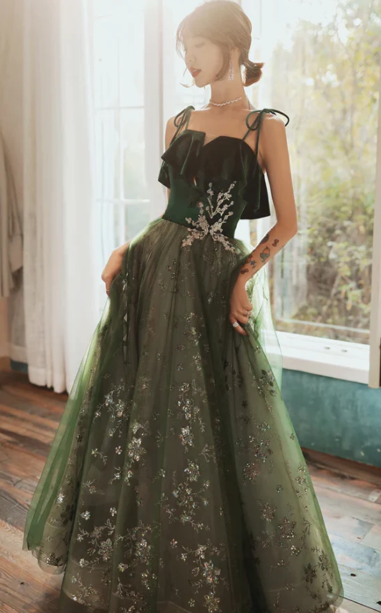 Robe de soirée en velours vert foncé à bretelles