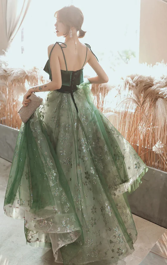 Robe de soirée en velours vert foncé à bretelles