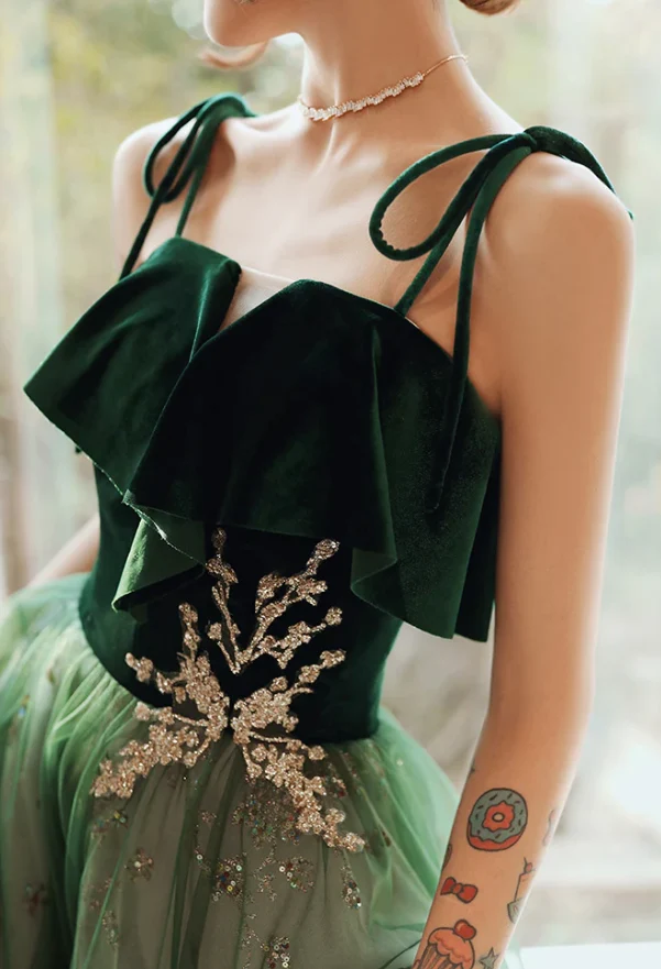 Robe de soirée en velours vert foncé à bretelles