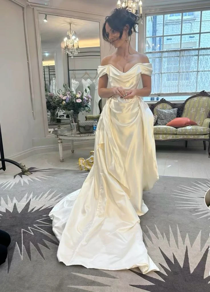 Robe de mariée trapèze en satin à épaules dénudées