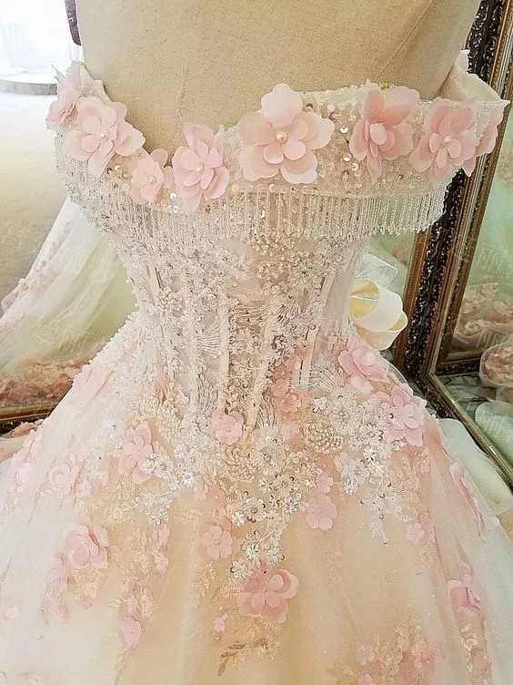 Robe de bal élégante en dentelle rose avec perles pour les 16 ans