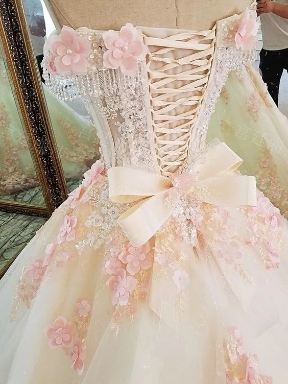 Robe de bal élégante en dentelle rose avec perles pour les 16 ans