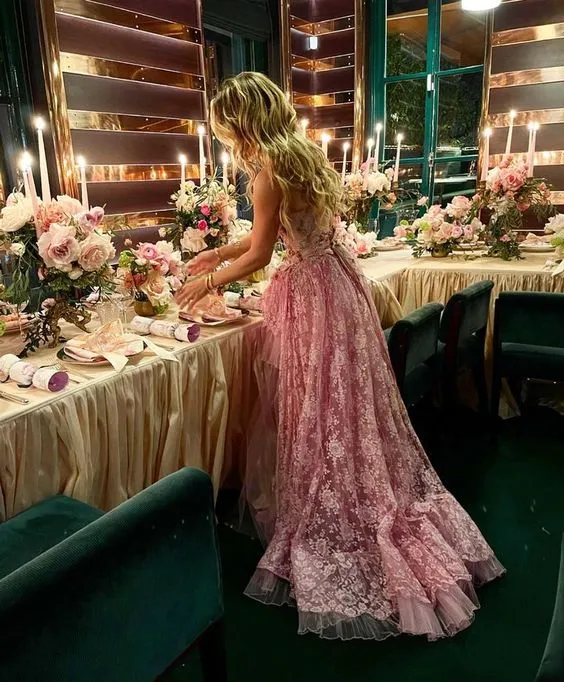 Robe de soirée élégante rose à col montant et manches courtes