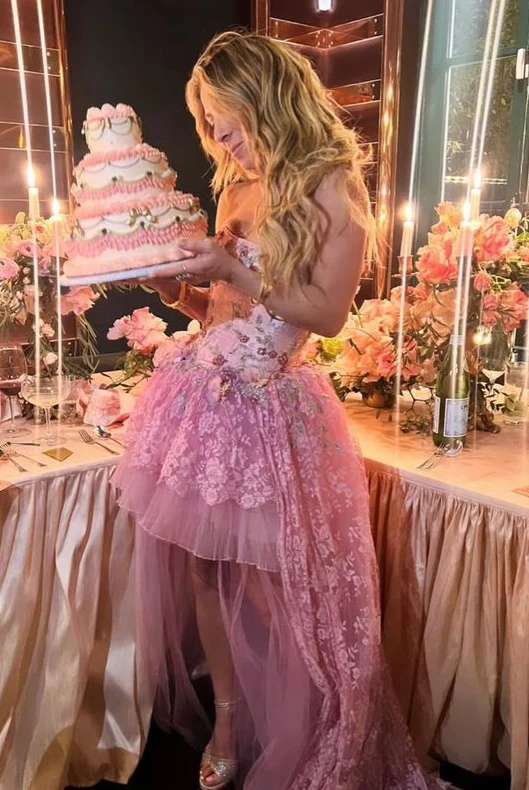 Robe de soirée élégante rose à col montant et manches courtes