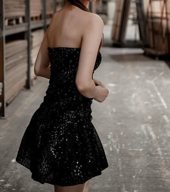 Robe de soirée noire élégante pour les retrouvailles et les occasions spéciales