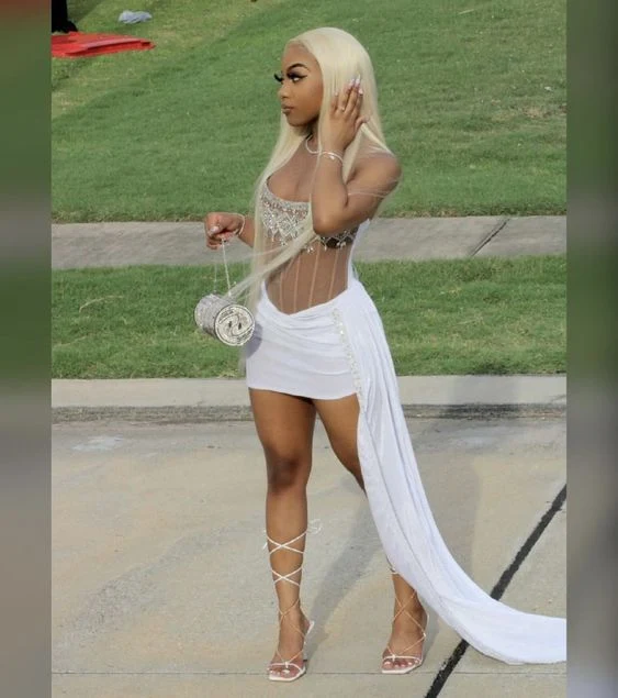 Robe de soirée courte et sexy en satin blanc