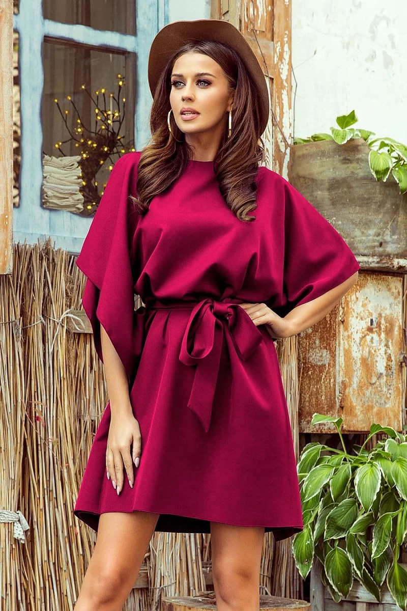 Robe bordeaux courte ceinturée