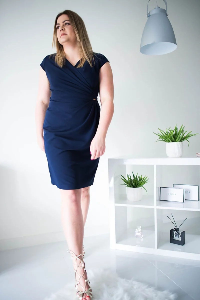 Robe de cocktail bleue moulante courte