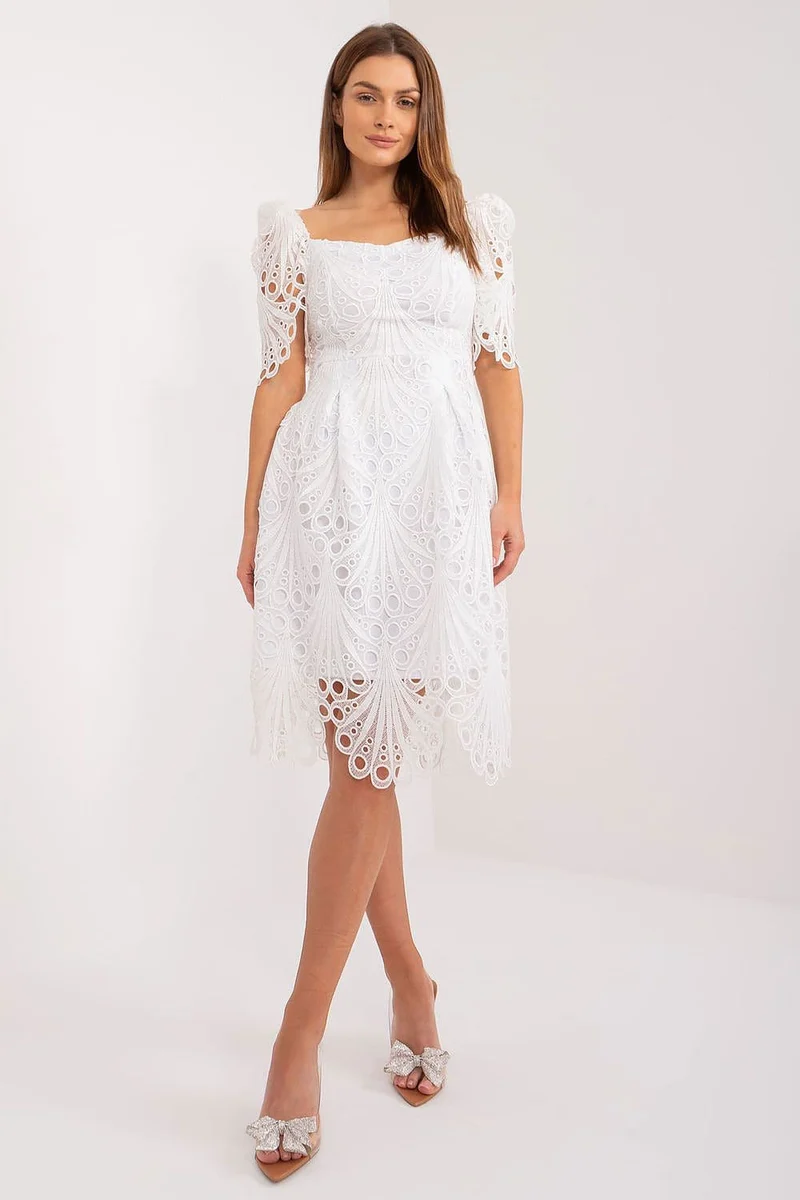 Robe tendre en dentelle blanche
