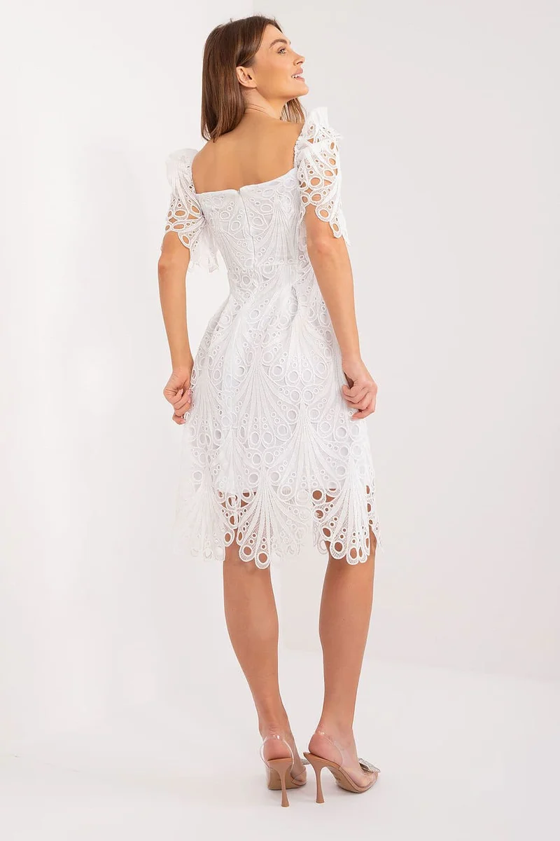 Robe tendre en dentelle blanche