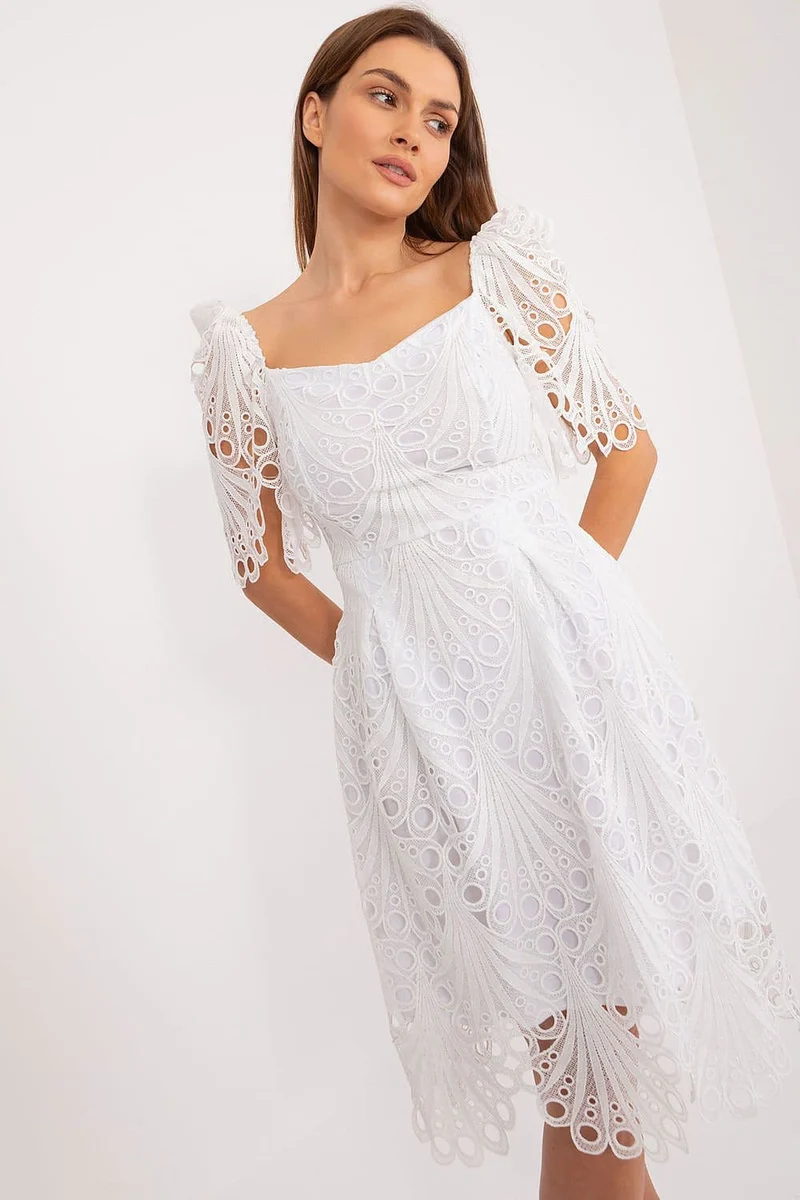 Robe tendre en dentelle blanche