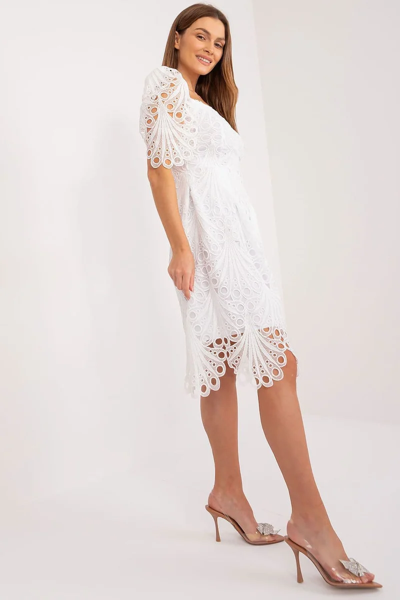 Robe tendre en dentelle blanche