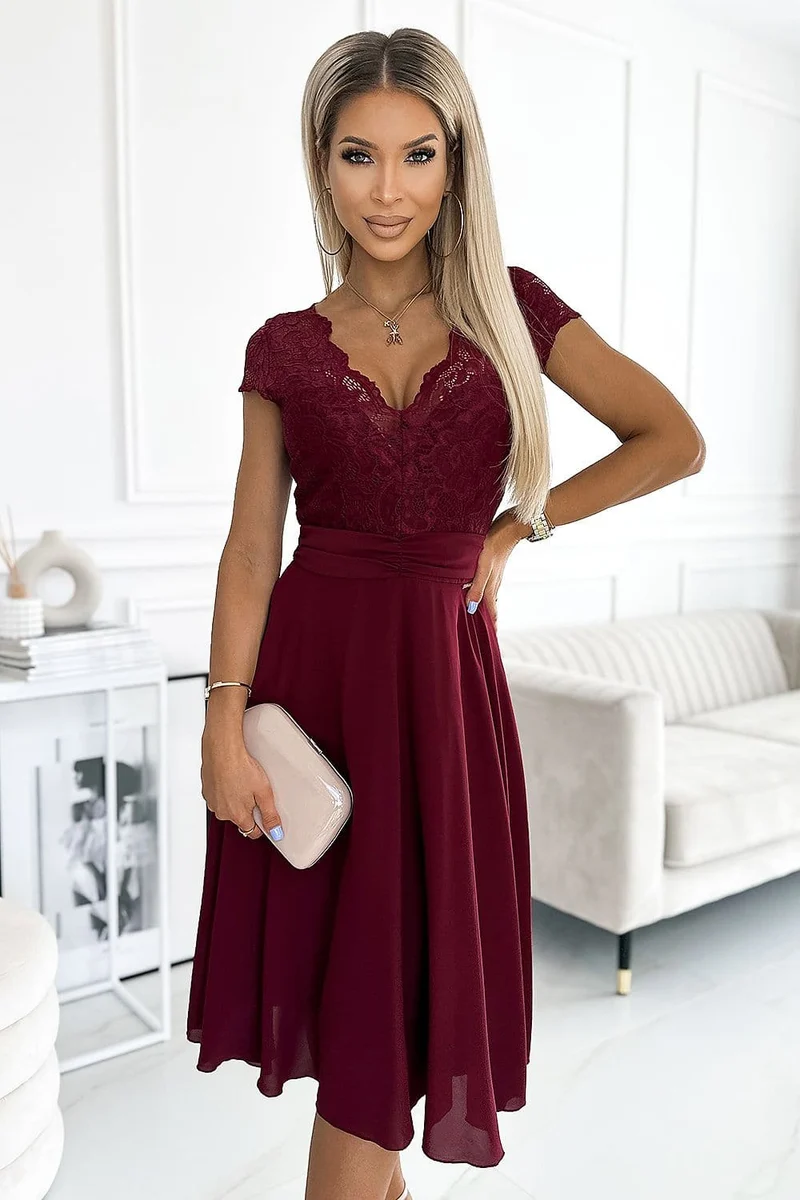 Robe de cocktail bordeaux haut en dentelle