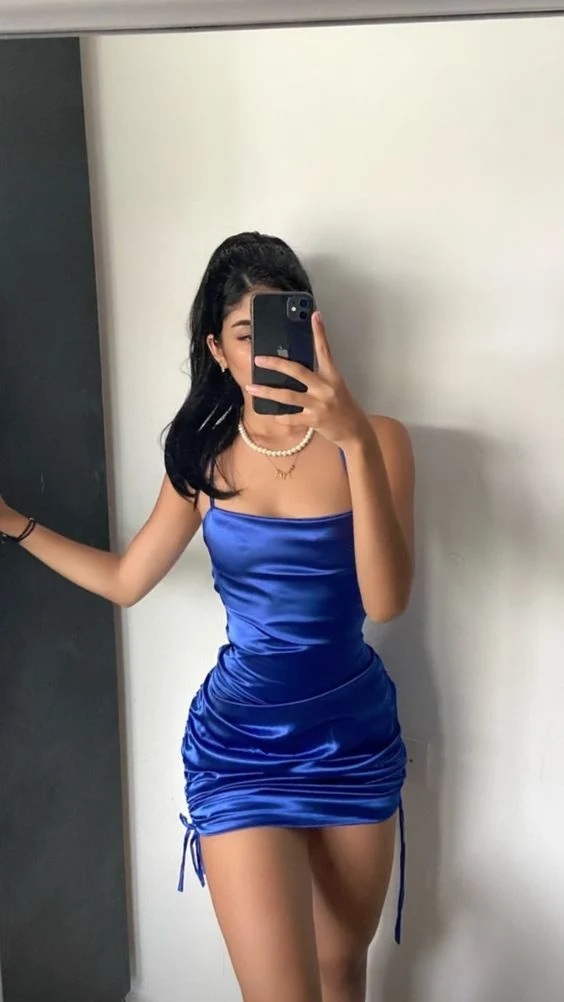 Robe de cocktail bleue sans manches en satin avec fermeture éclair dans le dos et à la mode