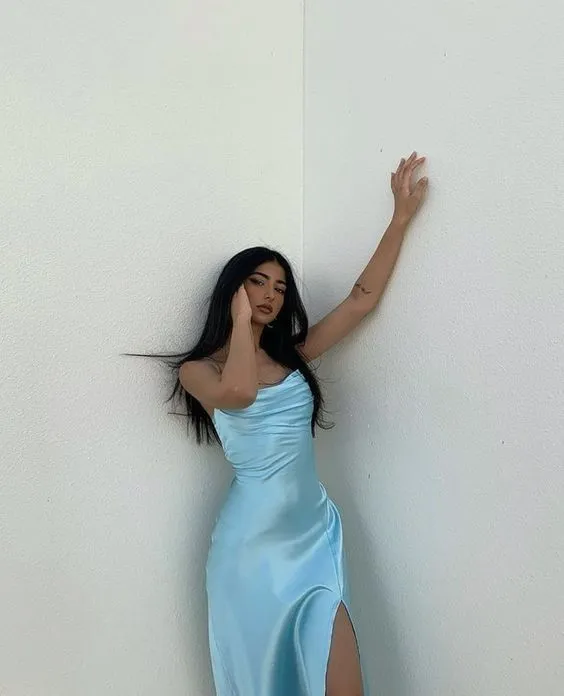 Robe de bal d'anniversaire élégante en satin bleu simple