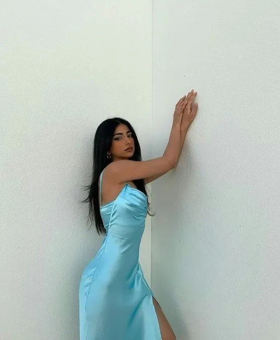 Robe de bal d'anniversaire élégante en satin bleu simple