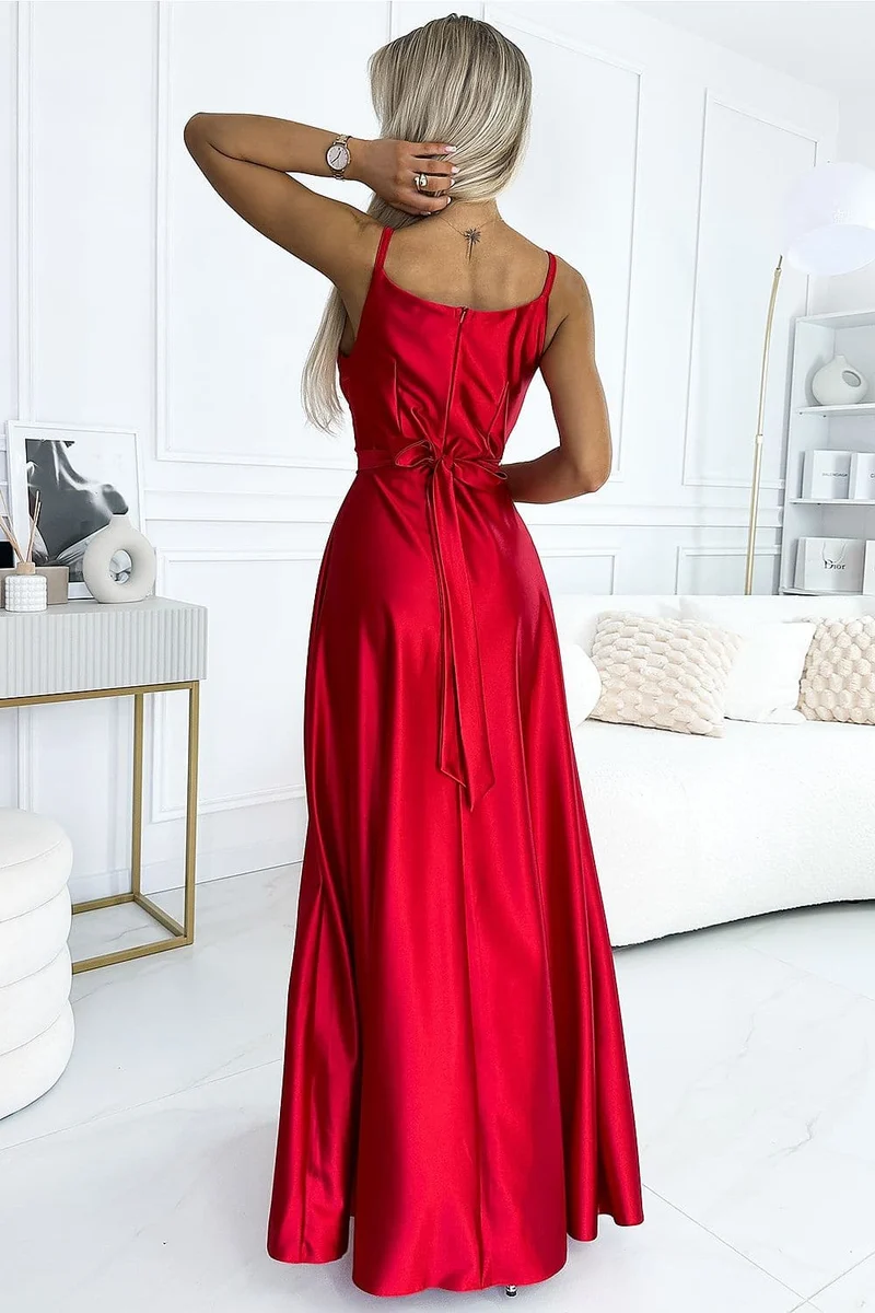 Robe satinée rouge longue fendue à bretelles