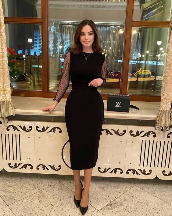 Superbe robe de soirée noire à manches longues en satin