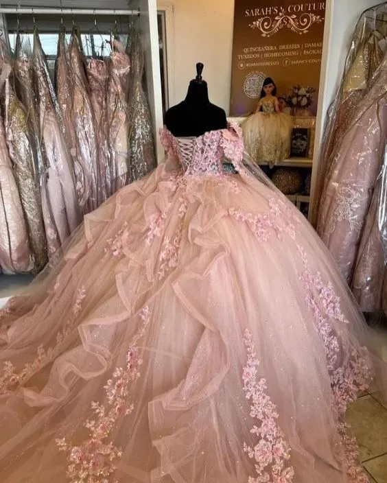 Robe de bal rose avec cape et détails floraux