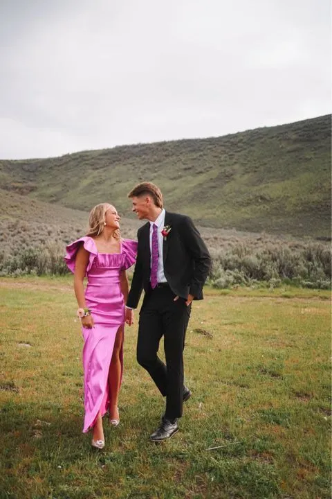 Robe de soirée longue rose à décolleté carré et tissu satiné