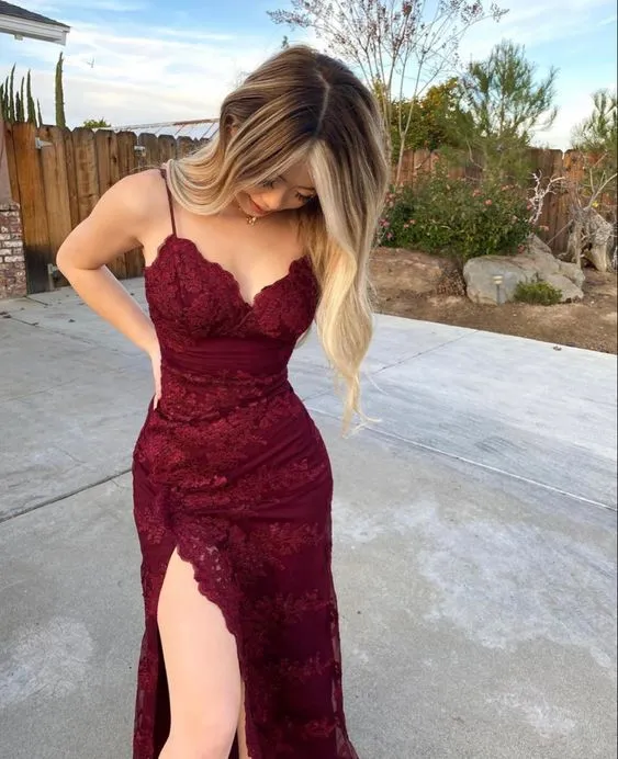 Robe de soirée longue bordeaux en satin