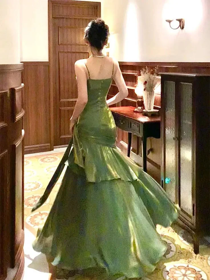 Robe de soirée longue et élégante à bretelles vertes et décolleté en cœur
