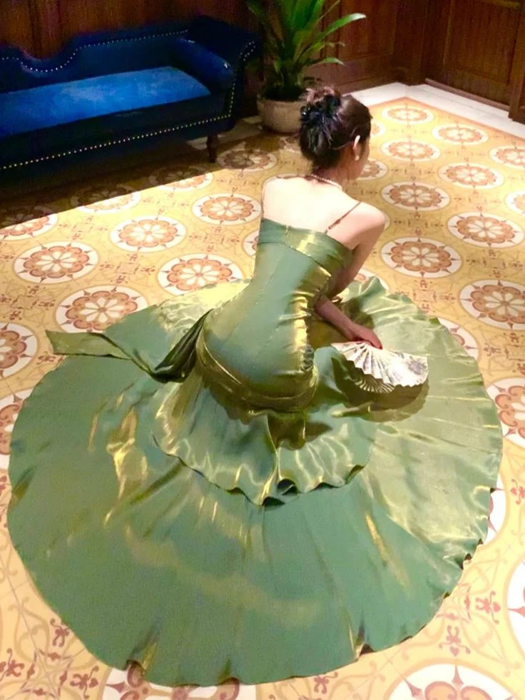 Robe de soirée longue et élégante à bretelles vertes et décolleté en cœur