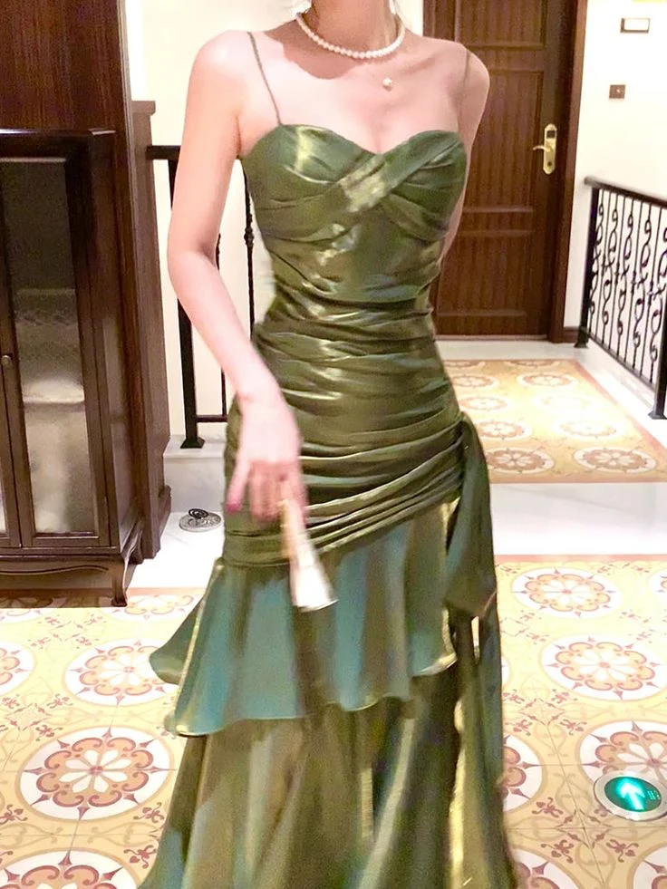 Robe de soirée longue et élégante à bretelles vertes et décolleté en cœur