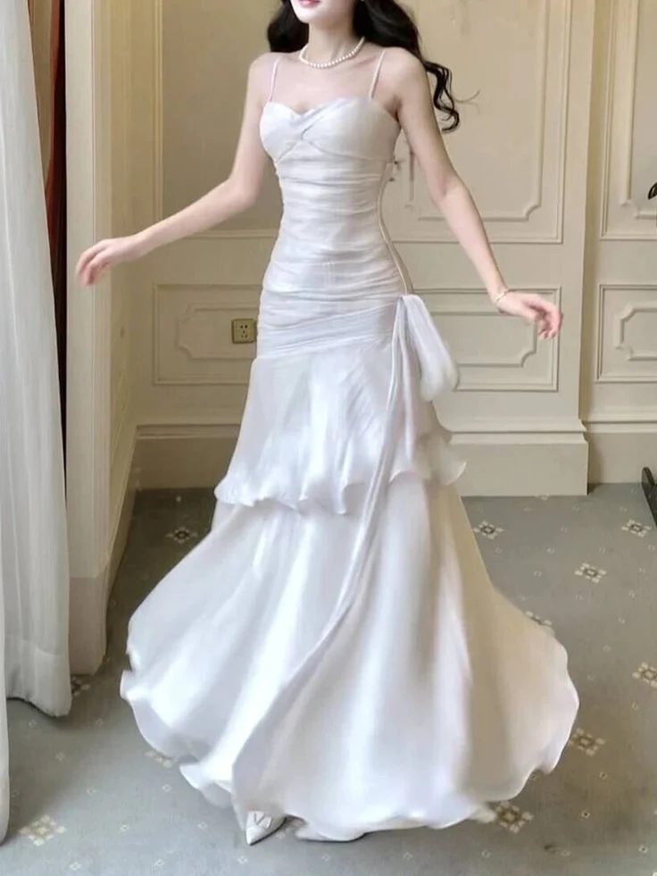 Robe de soirée longue et élégante à bretelles vertes et décolleté en cœur