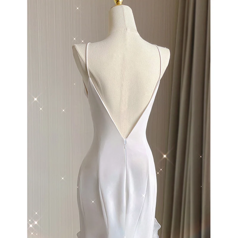 Robe de mariée élégante blanche à dos nu et fourreau