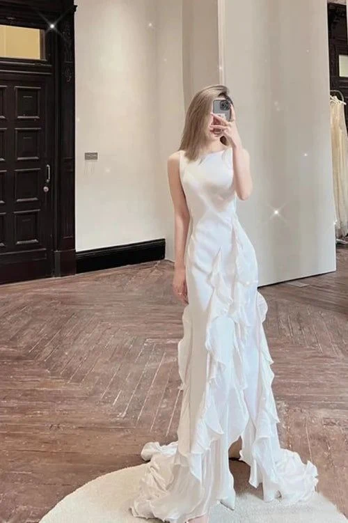 Robe de mariée élégante blanche à dos nu et fourreau